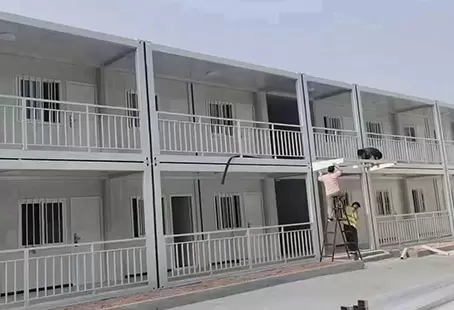 Do padr&atilde;o ao deslumbrante: como criamos um resort ecol&oacute;gico de luxo na Austr&aacute;lia usando 40 cont&ecirc;ineres modulares.